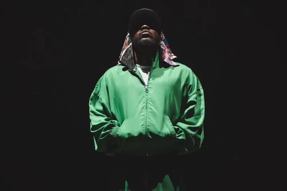 Kendrick Lamar faz show teatral em SP, assina disco de fã e quebra protocolo em encontro inédito
