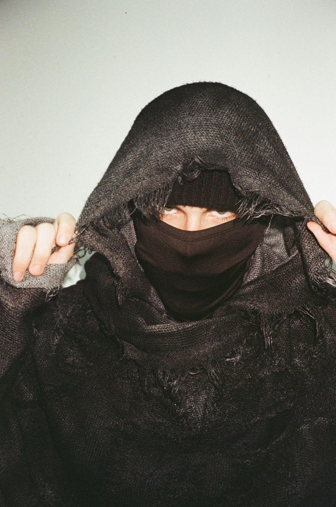 Rapper mascarado EsDeeKid anuncia show no Brasil